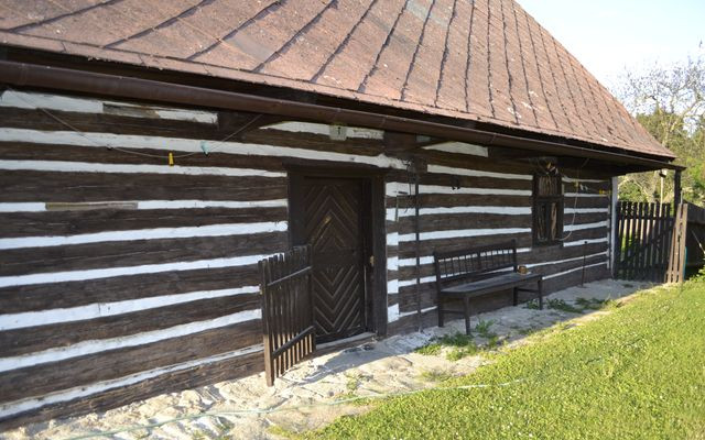 Národní kulturní památka v ohrožení, roubenka byla vytopena a bojuje s dřevomorkou