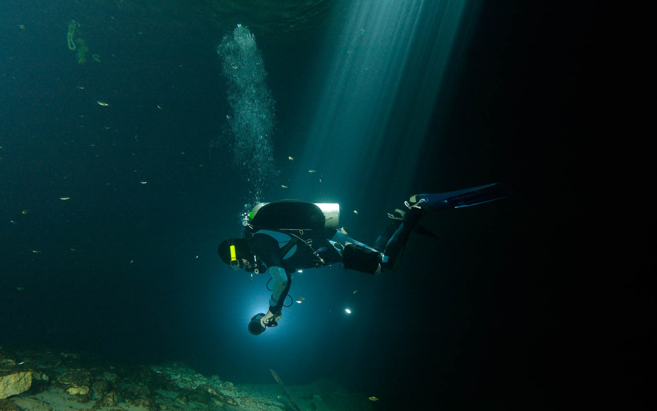 Do Hlubin - dokumentární snímek o speleologii a muži, který ji věnoval celý život