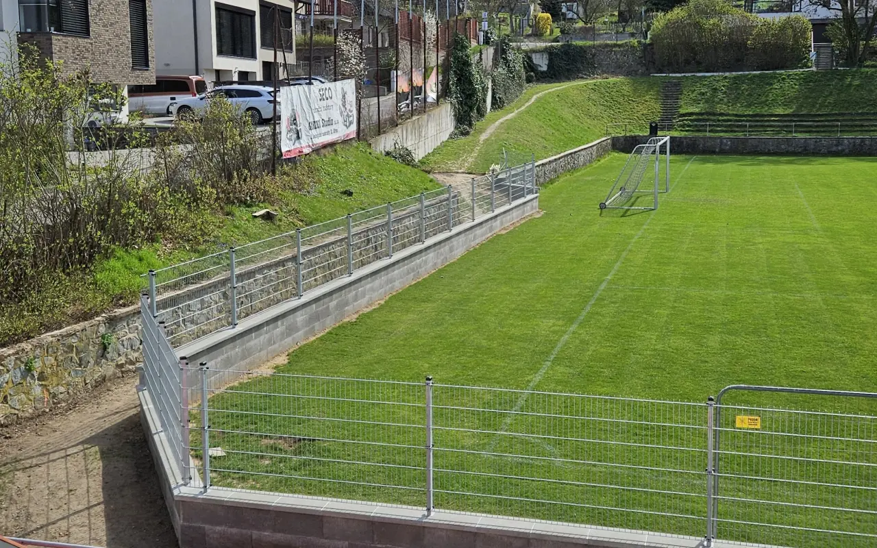Oplocení fotbalového hřiště proti divokým prasatům