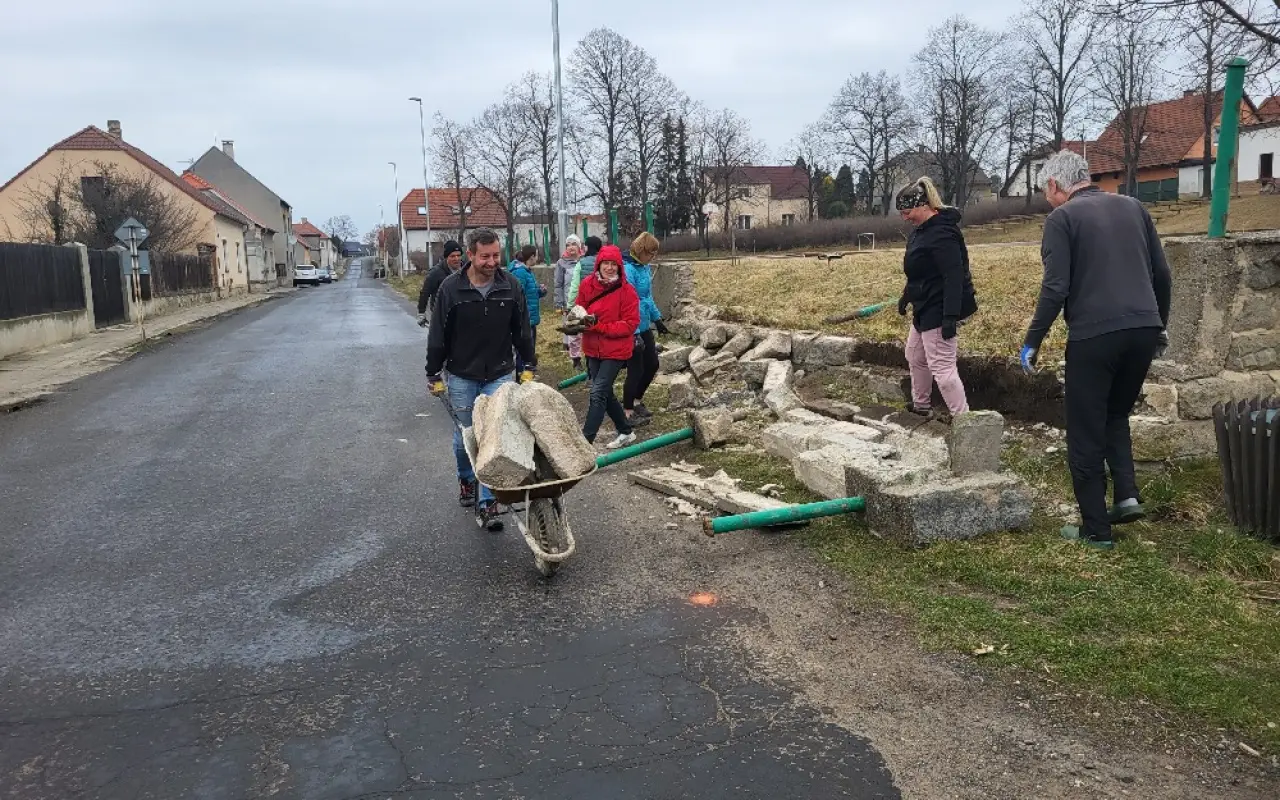 Pomozte nám zachránit sokolské hřiště v Chlumčanech
