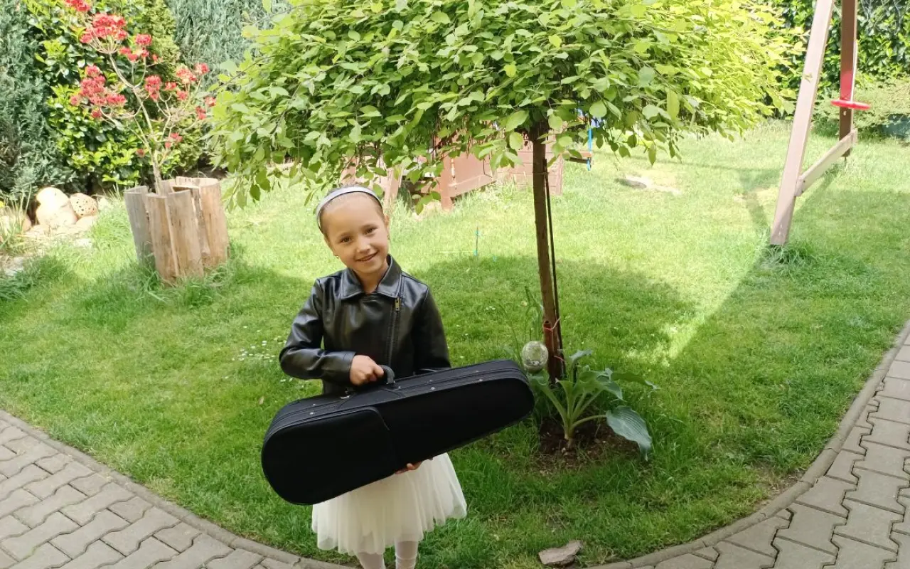 Pomozte se holkám postavit zpět na nohy po ztrátě tatínka