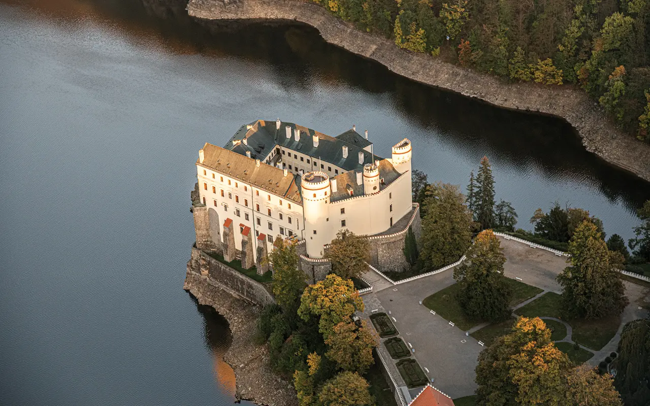 Dárková kniha Vltava z nebe – podpořte knihu ke 150. výročí Smetanovy Vltavy!