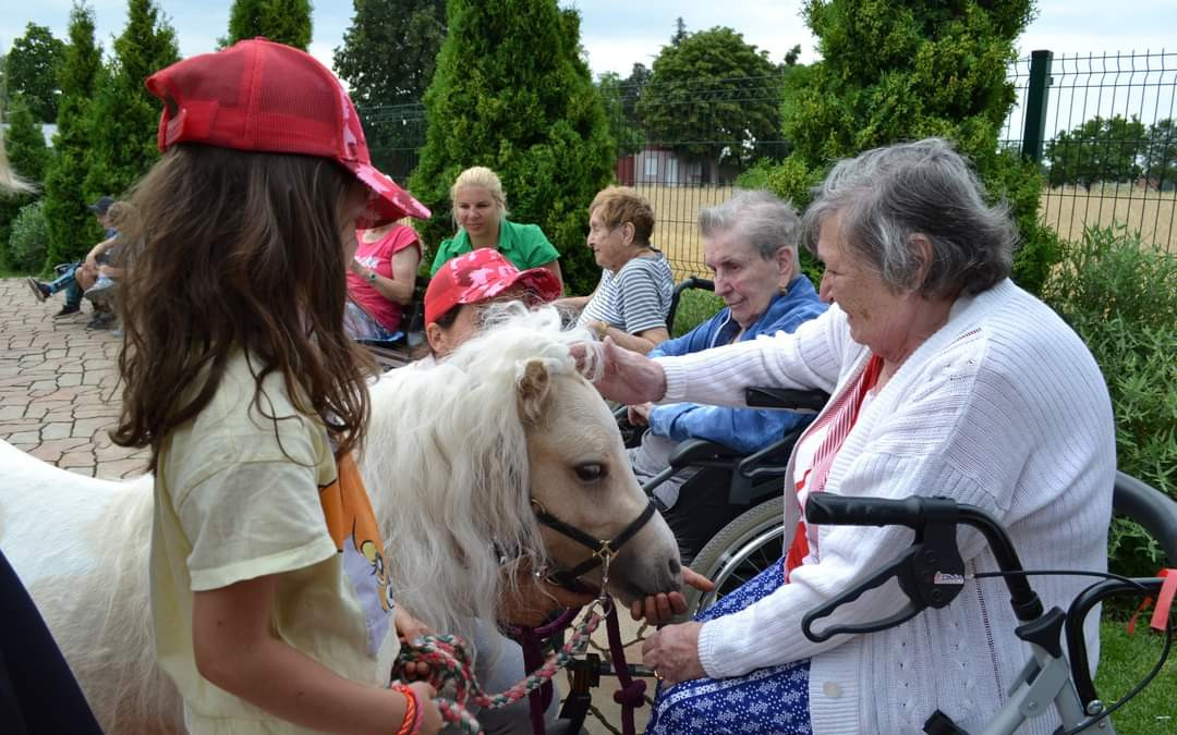 Dopřejme babičkám a dědečkům,  z Domovů, možnost pomazlit se se zvířátky