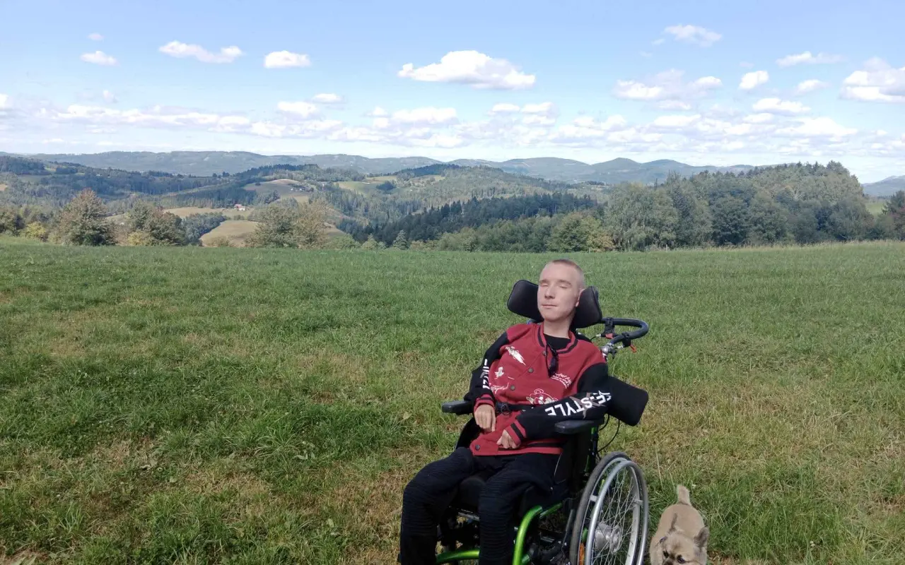 Pomozme Adamovi a jeho tatínkovi zvládnout těžký životní boj