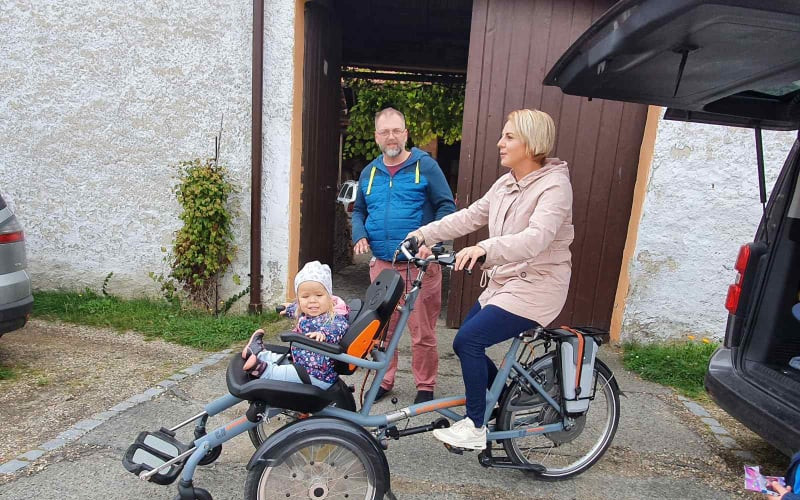 Přispějme Rozince na kolo, aby mohla s bráškou a maminkou na projížďky