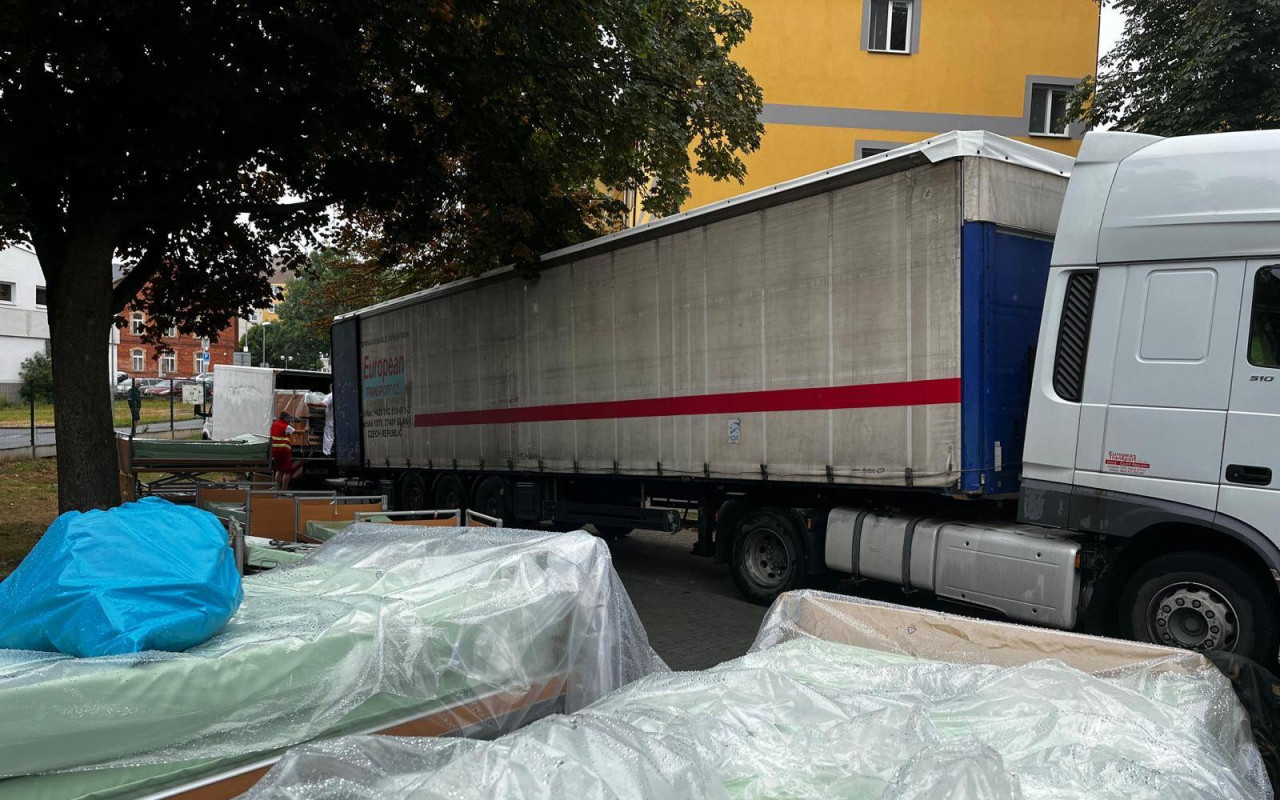 Transport nemocničních postelí na Ukrajinu