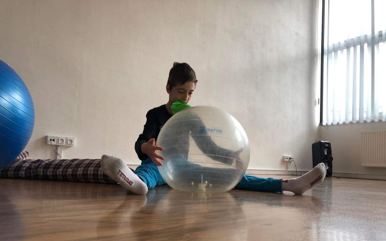 Rehabilitační stacionář, doprava do speciální školy a pomůcky pro Jakoubka