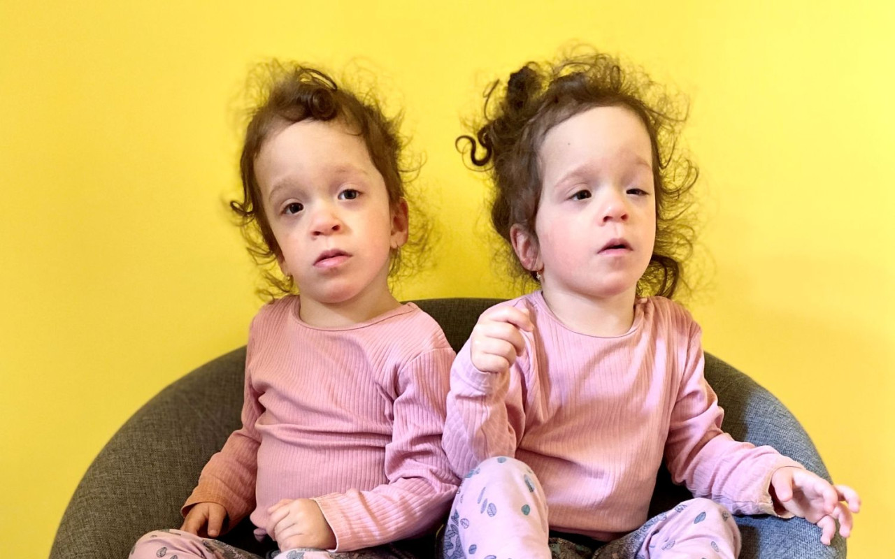 Emma & Ella trpí vzácným syndromem CFC, potřebují speciální kočárek