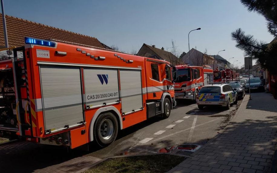 Pomoc po požáru střechy rodinného domu v brněnských Židenicích