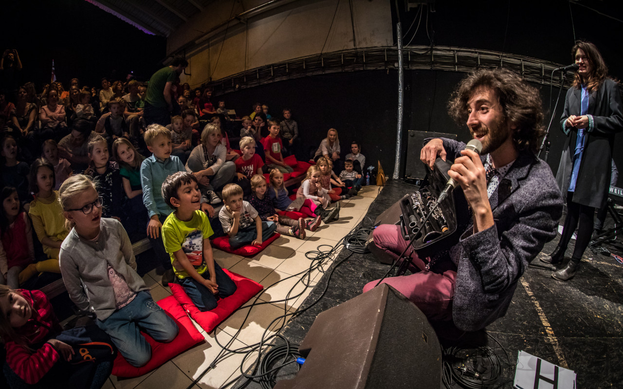 Mladí ladí dětem: podpořte radost z hudby u těch nejmenších