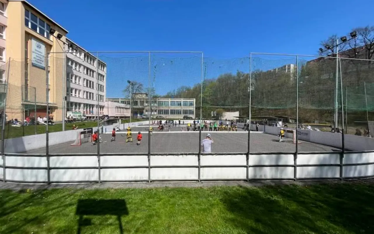 Nová generace hokejbalistů potřebuje nové hřiště