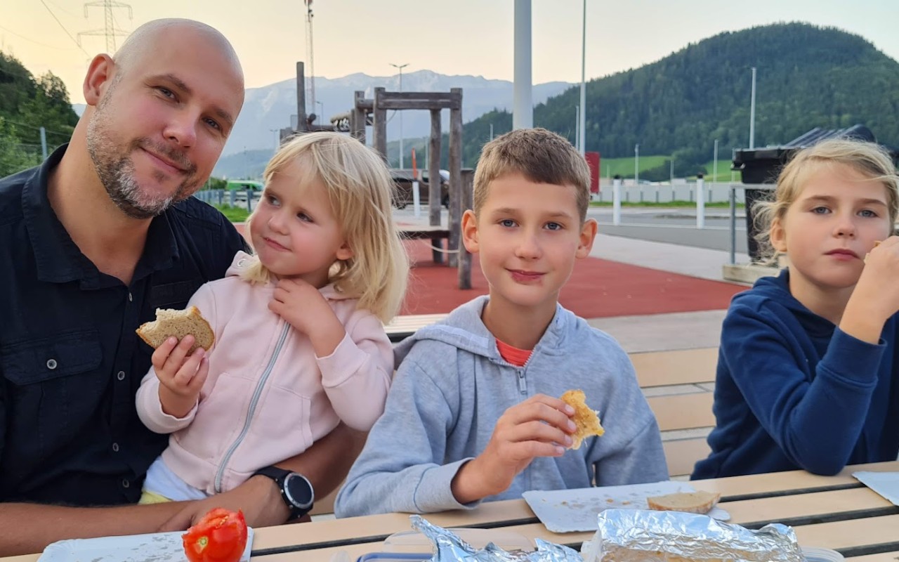 Pomohli jste Haničce a třem pozůstalým dětem