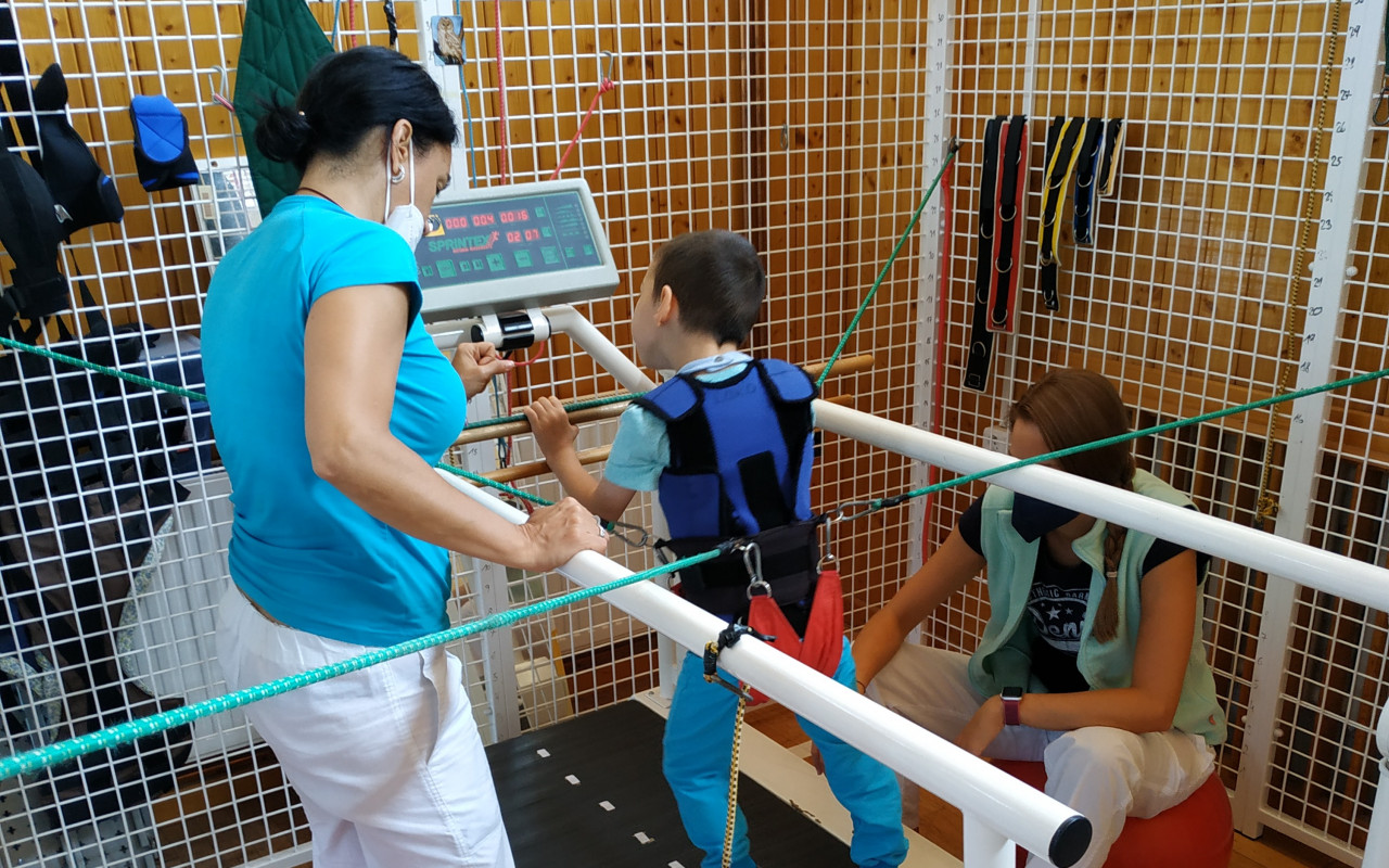 Neurorehabilitace a terapie pro Dominička