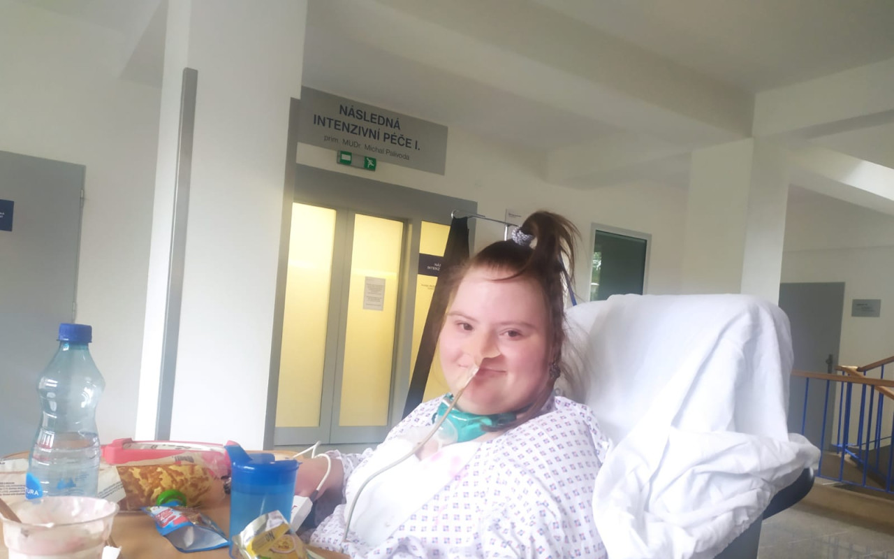 Handicapovaná Eliška přišla o obě nohy. Pomozme jí se zase postavit!