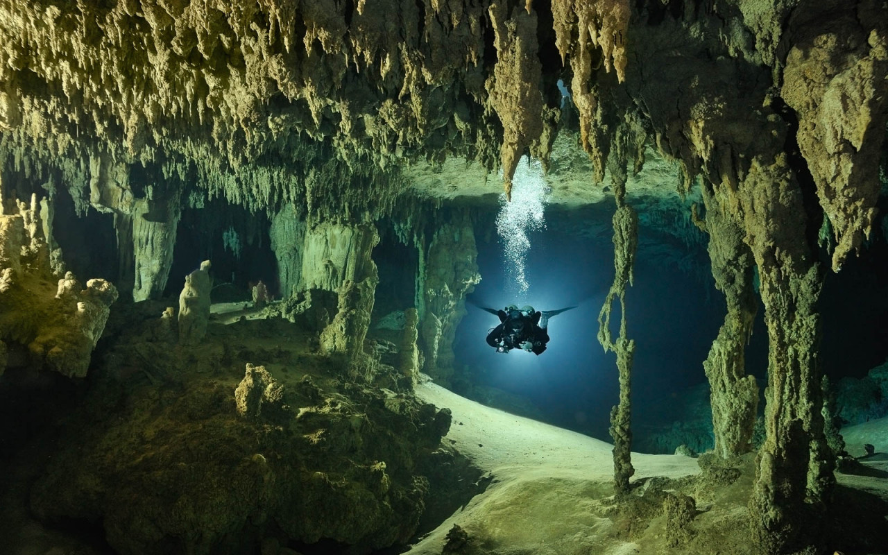 Do Hlubin - dokumentární snímek o speleologii a muži, který ji věnoval celý život