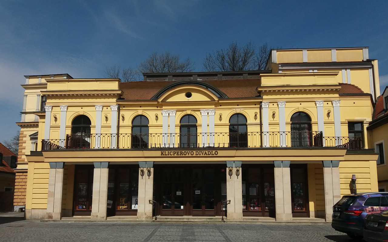 ZAMILOVANÝ REBEL? Karel Čapek a jeho světová premiéra v Hradci Králové