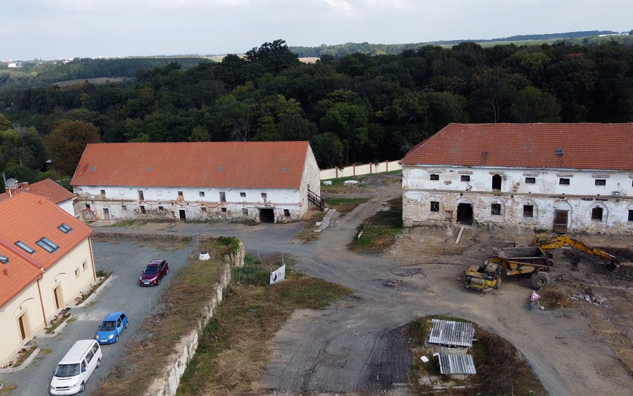 Složili jste se na rekonstrukci zchátralého statku v Drastech