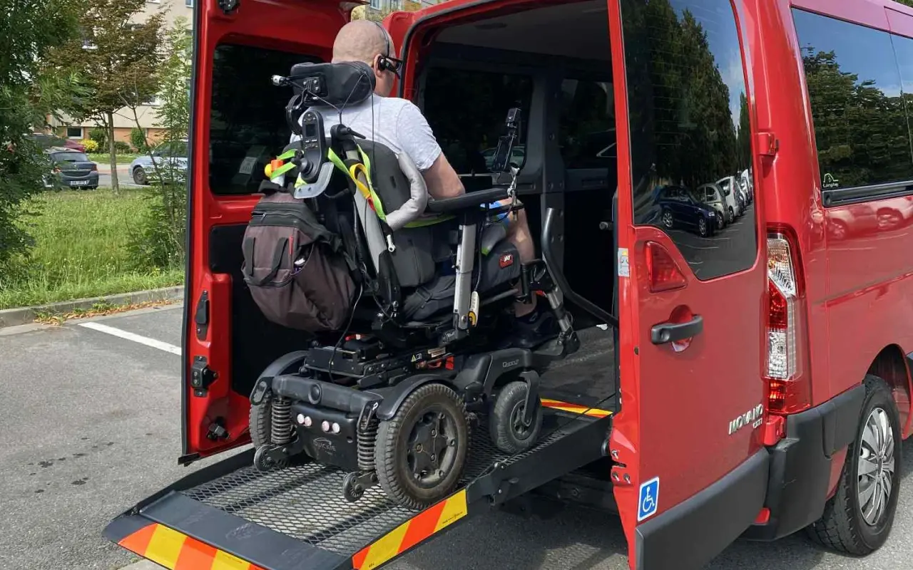 Pomohli jste Martinovi s pořízením speciálně upraveného automobilu