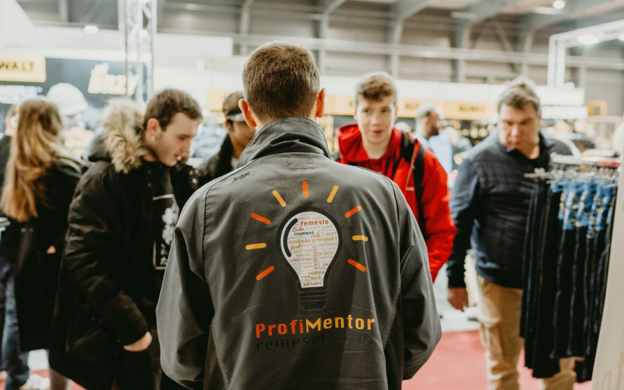 Montáž střechy ve třídě? Zážitkové semináře pro školy!