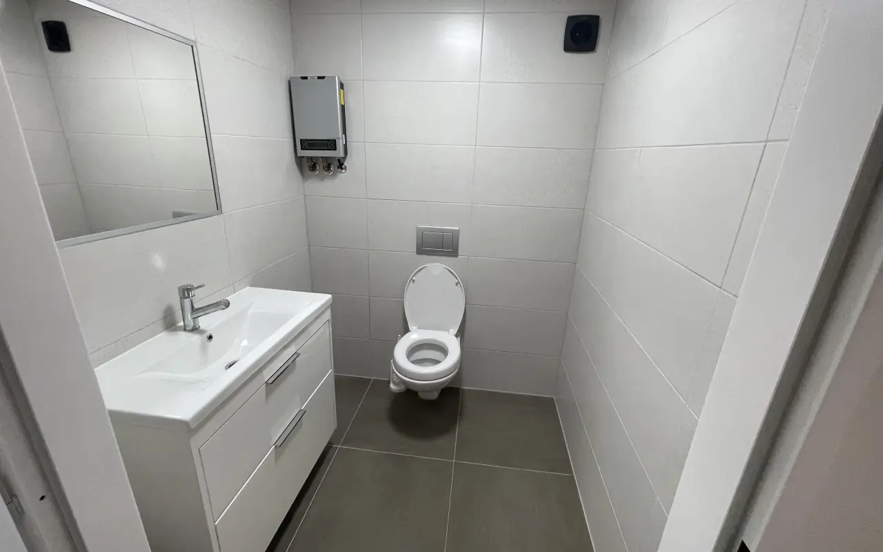 Vybouráno. Bude se Jana už na podzim koupat v bezbariérové koupelně?