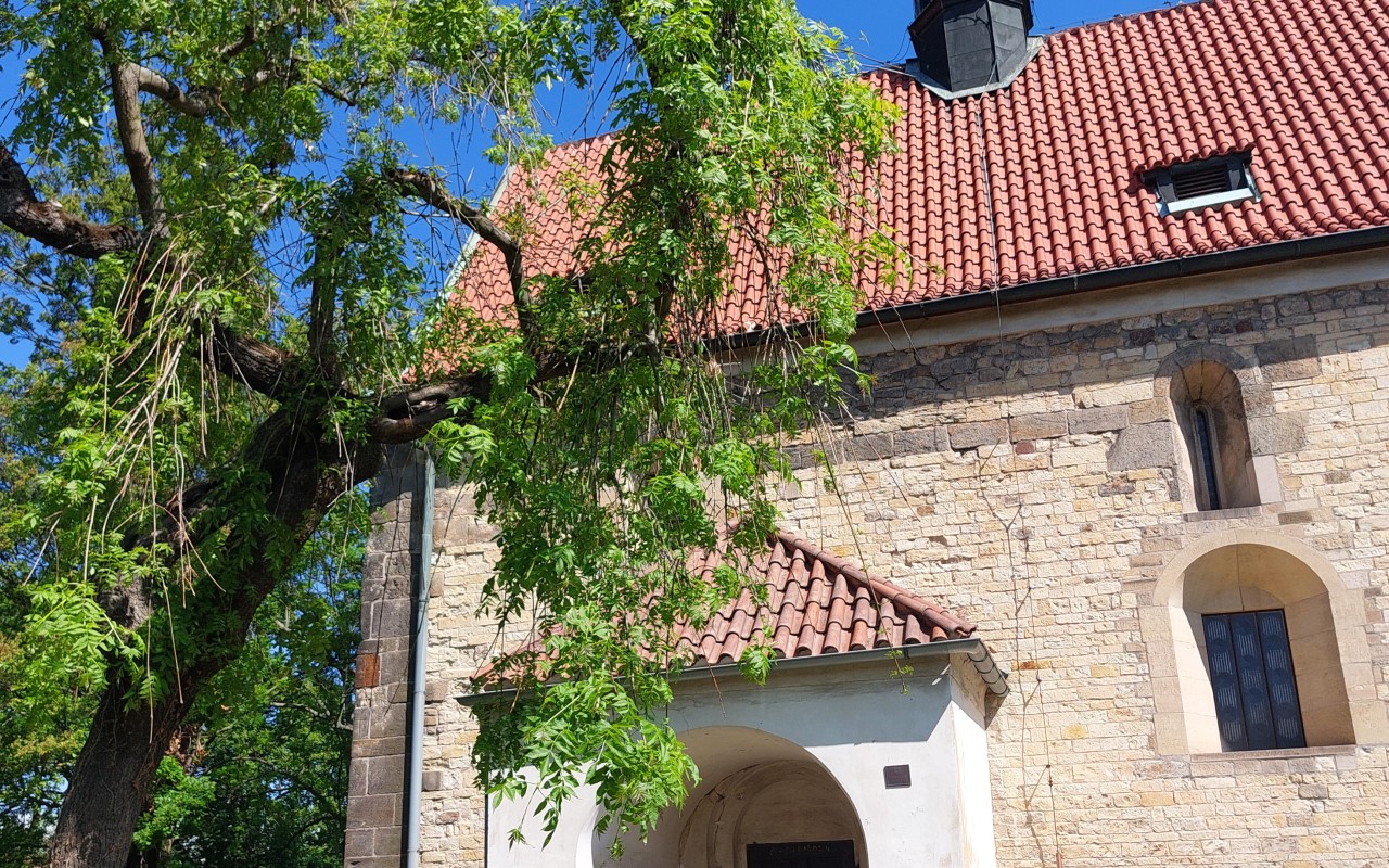Záchrana statiky a opravy románského kostela na okraji Prahy