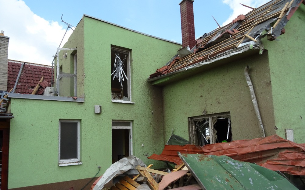 Pomoc pro babičku Dujsíkovou, které tornádo poničilo dům v Moravské Nové Vsi