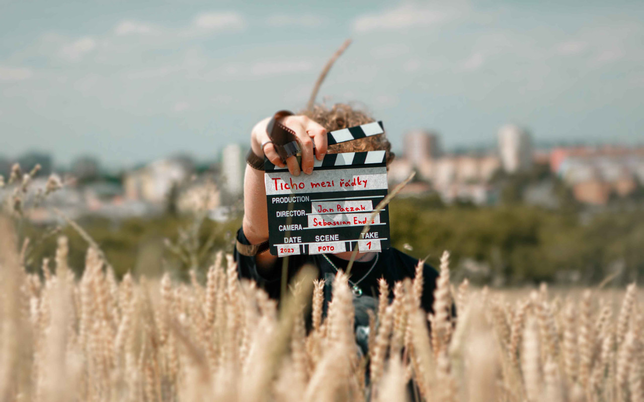 Ticho mezi řádky | Krátkometrážní studentský film