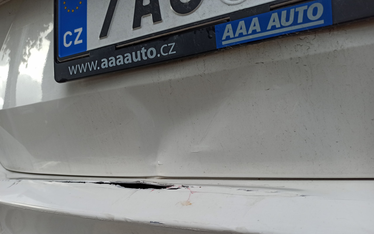 Oprava automobilu pro Tínku, které někdo naboural na ZTP místě a ujel