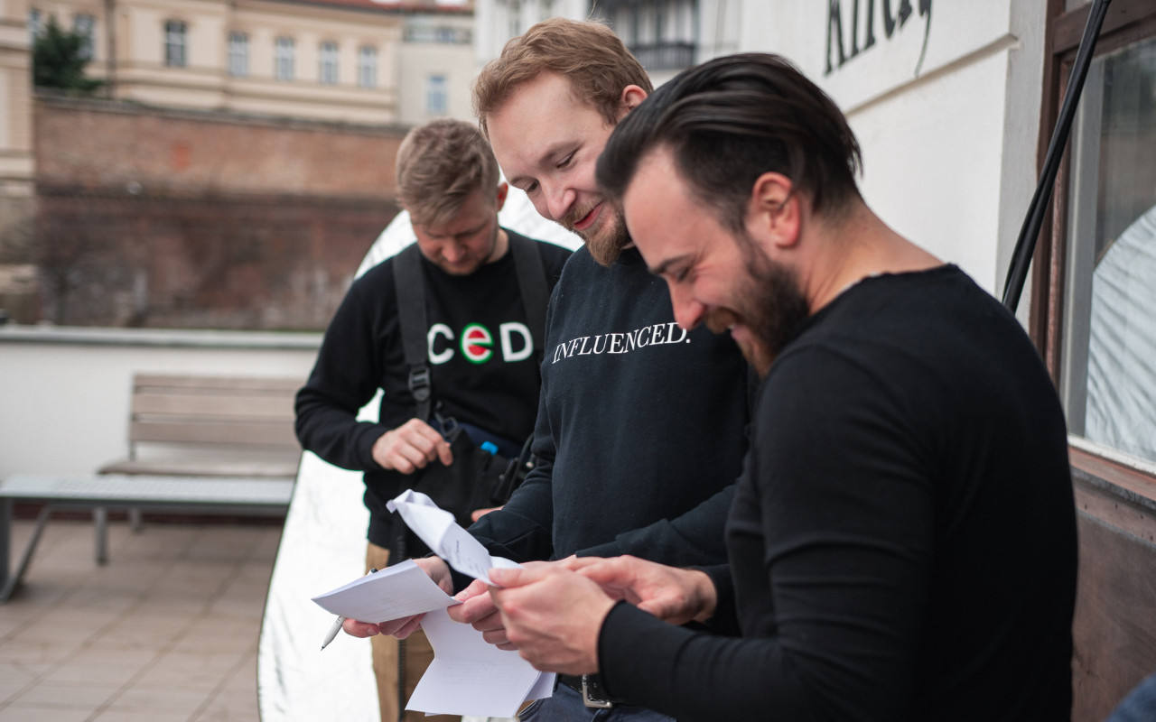 Ikonický, originální a pekelně komediální seriál herců Divadla Husa na provázku
