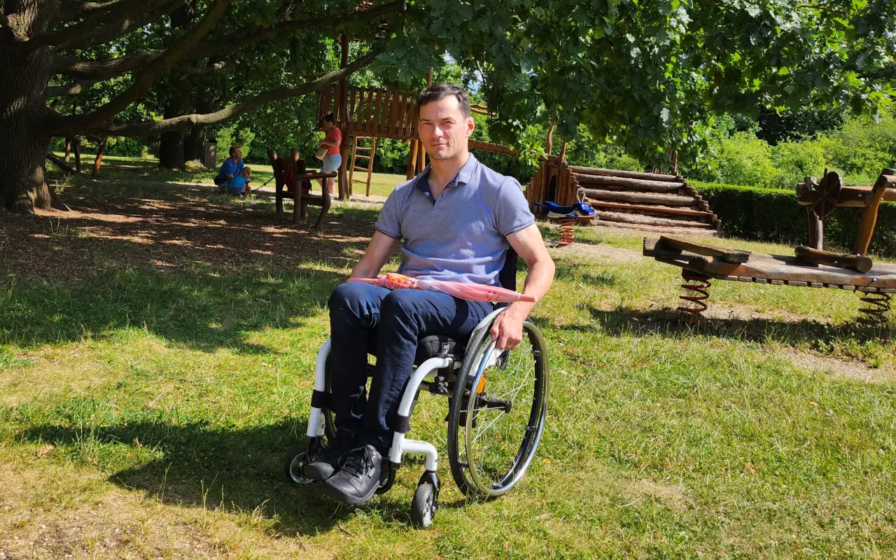 Lehký mechanický vozík pro snadnější cestování do práce a za rodinou