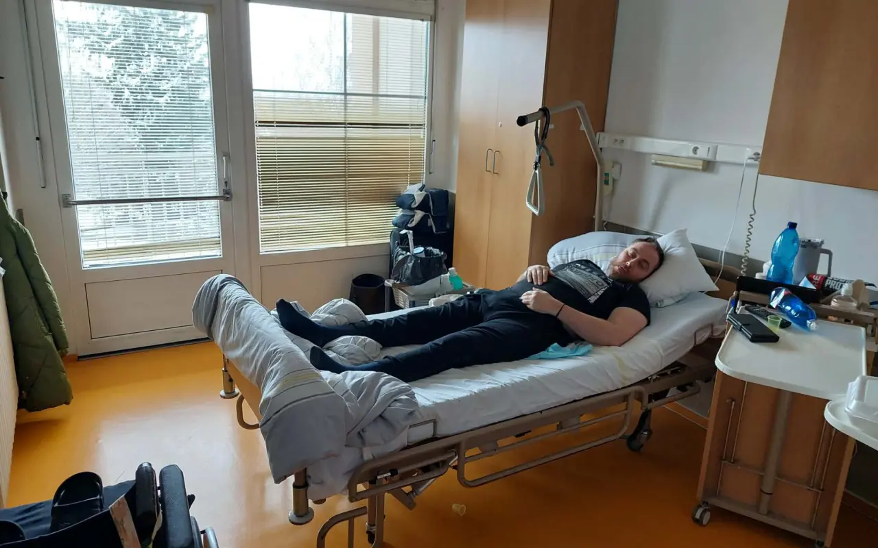 Táta na vozíku chce znovu stát na nohou pro svého syna