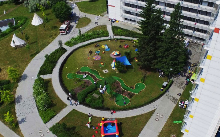 Přispěli jste na rekonstrukci hřiště a terapeutické zahrady v nemocnici Motol