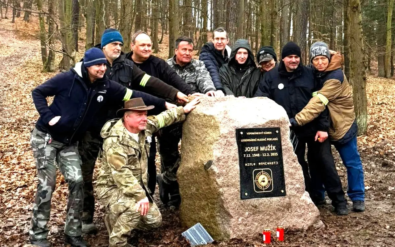 Vzpomínkový kámen na legendu hledačů pokladů Josefa Mužíka