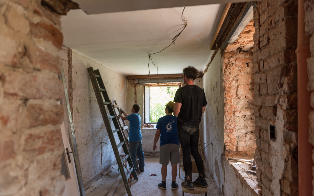 Nové dveře na táborové základně Strojatín