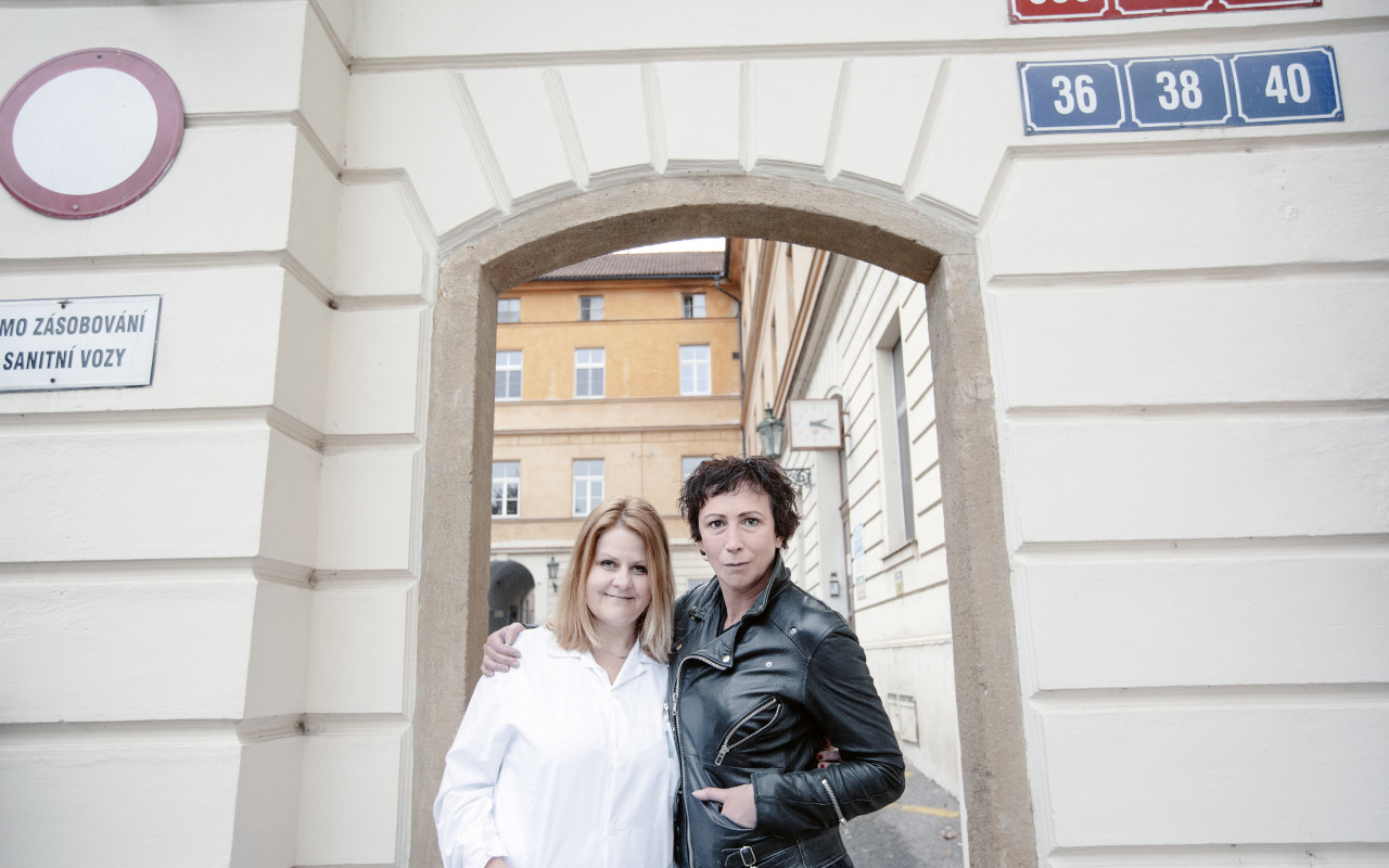Kristýna Frejová přišla pohladit na duši dlouhodobě nemocné pacienty. Pomozte i vy přispět na terapeuty pro tyto osamělé lidi.