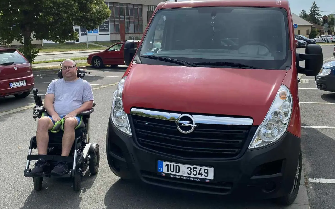 Pomohli jste Martinovi s pořízením speciálně upraveného automobilu