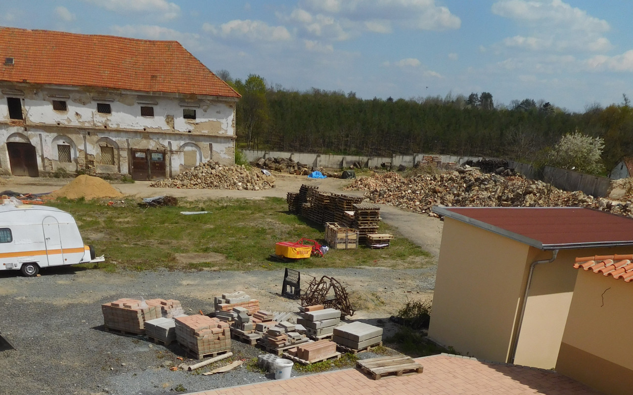 Složili jste se na rekonstrukci zchátralého statku v Drastech