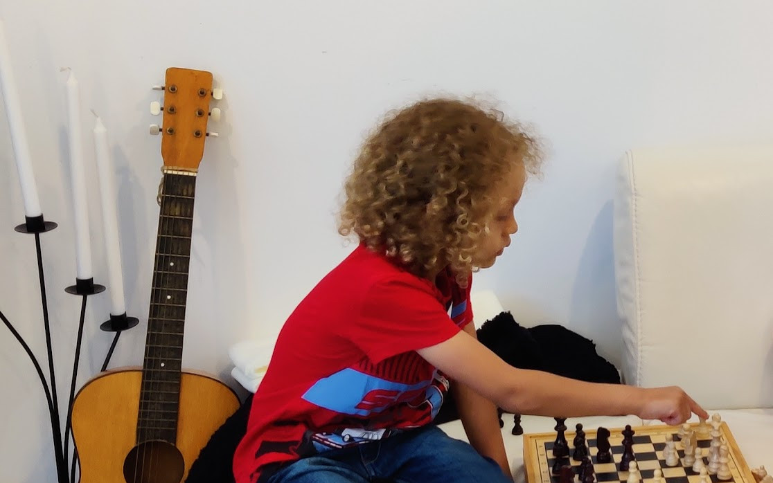 Pomoc mamince se synem, která ne vlastní vinou, nikdy nezažila normální život