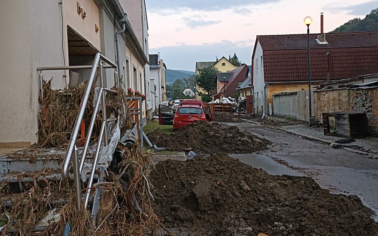 Pomohli jste babičce s dědou po povodních v Jeseníku