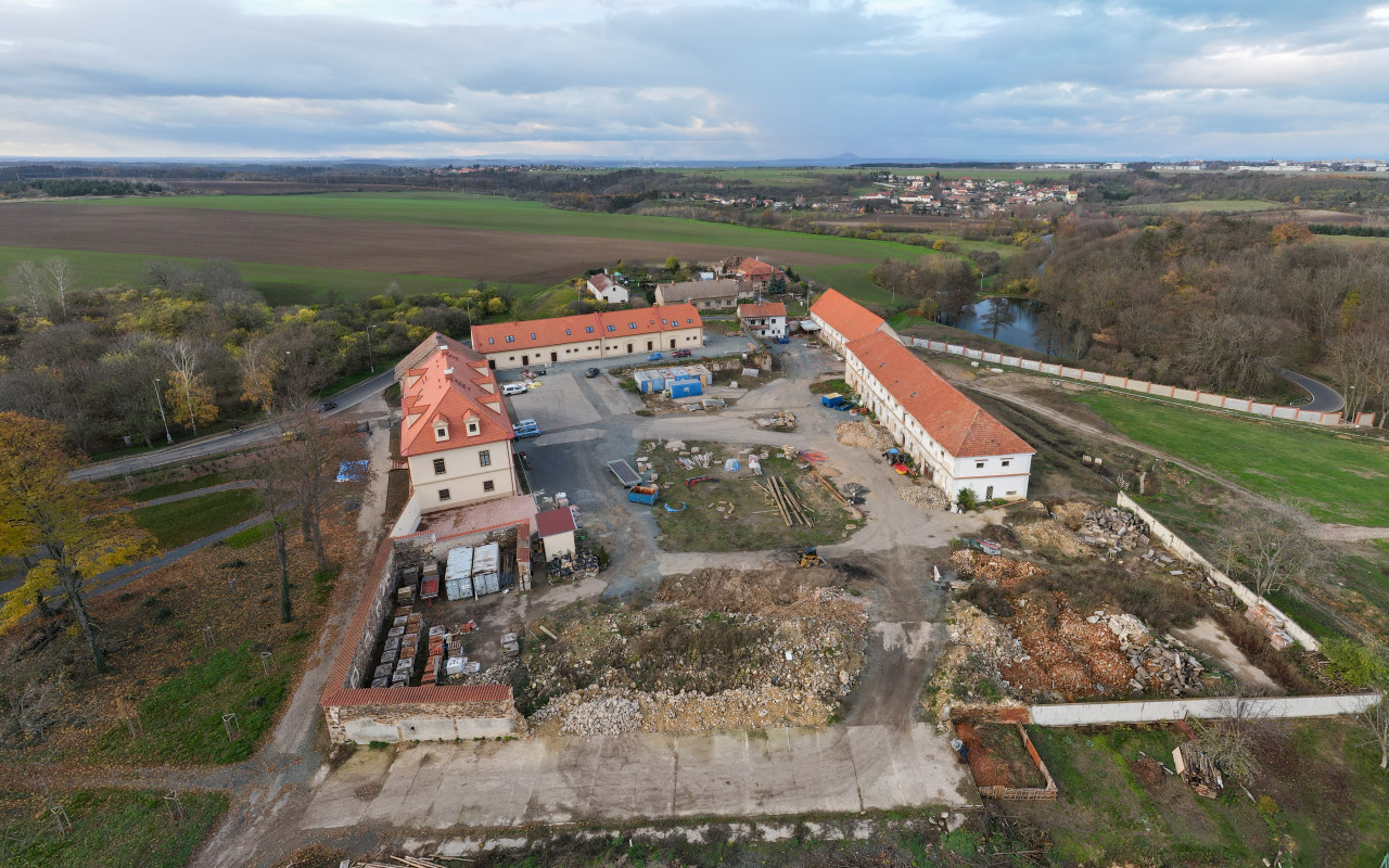 Složili jste se na rekonstrukci zchátralého statku v Drastech
