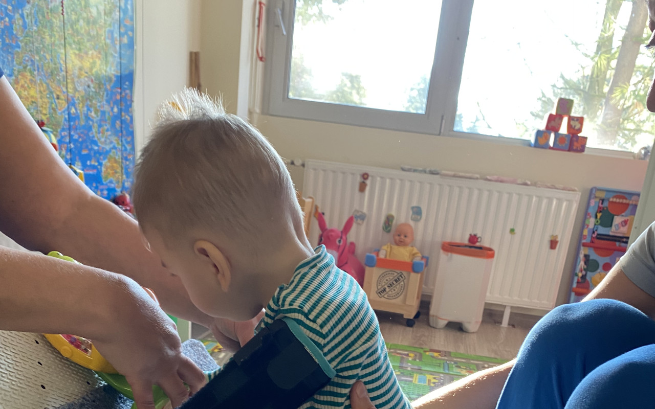 Větší auto pro bojovníka Domču, aby mohl cestovat i s pomůckami