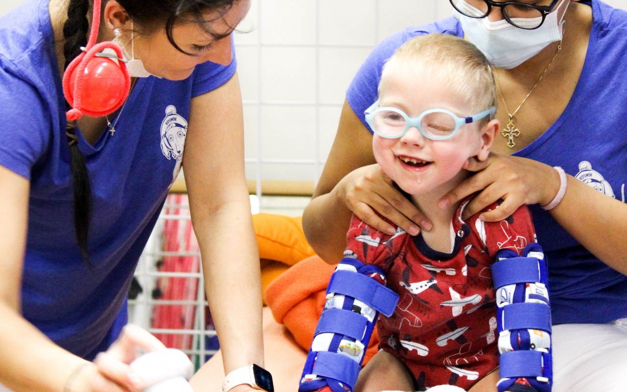 Ojedinělá nemoc komplikuje tříletému Tadeáškovi život, pomůžou mu neurorehabilitace