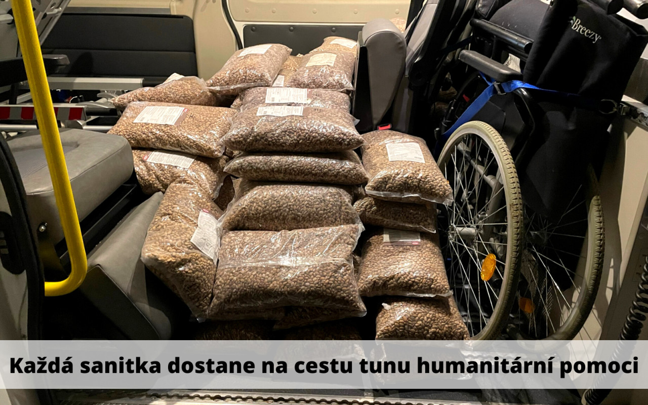 Převoz sanitek na záchranu raněných na Ukrajině