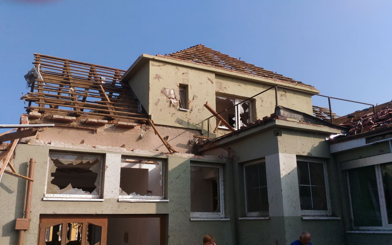 Sbírka pro Čapkovi na opravu domu zničeného tornádem