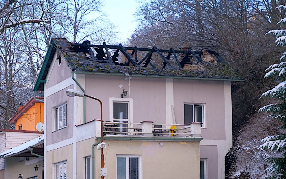 Jiskra naděje pro Klustovy, kteří přišli kvůli požáru o střechu nad hlavou