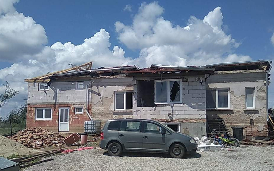 Pomohli jste Pavlovi Blažejovi, kterému tornádo v Hruškách sebralo střechu