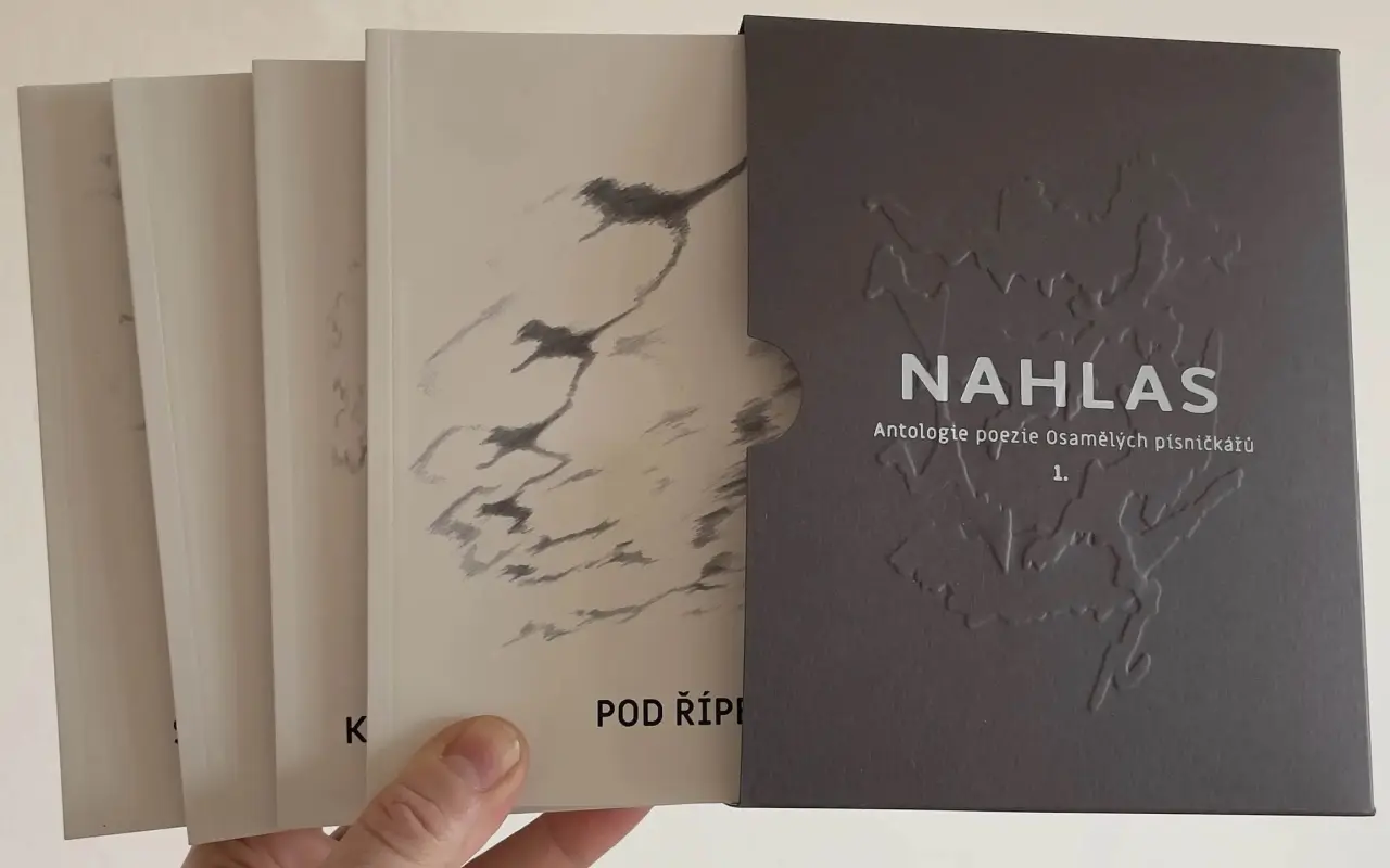 PODPOŘTE NAHLAS
