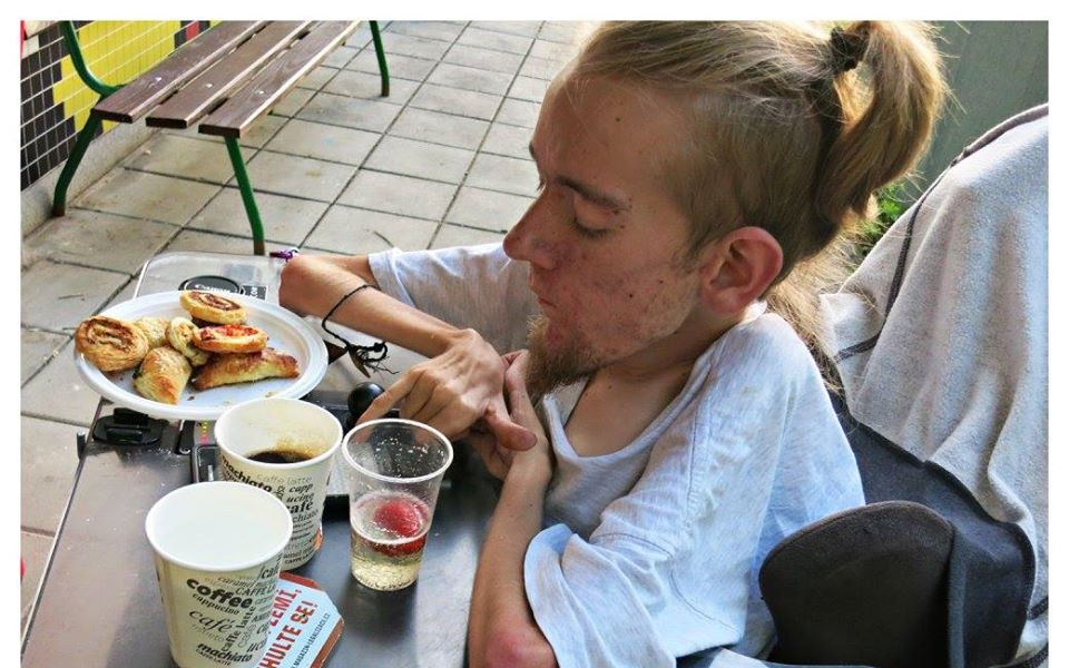 Vláďa potřebuje asistenta 24 hodin denně. Bez jeho pomoci se neobejde ani při jídle a pití.
