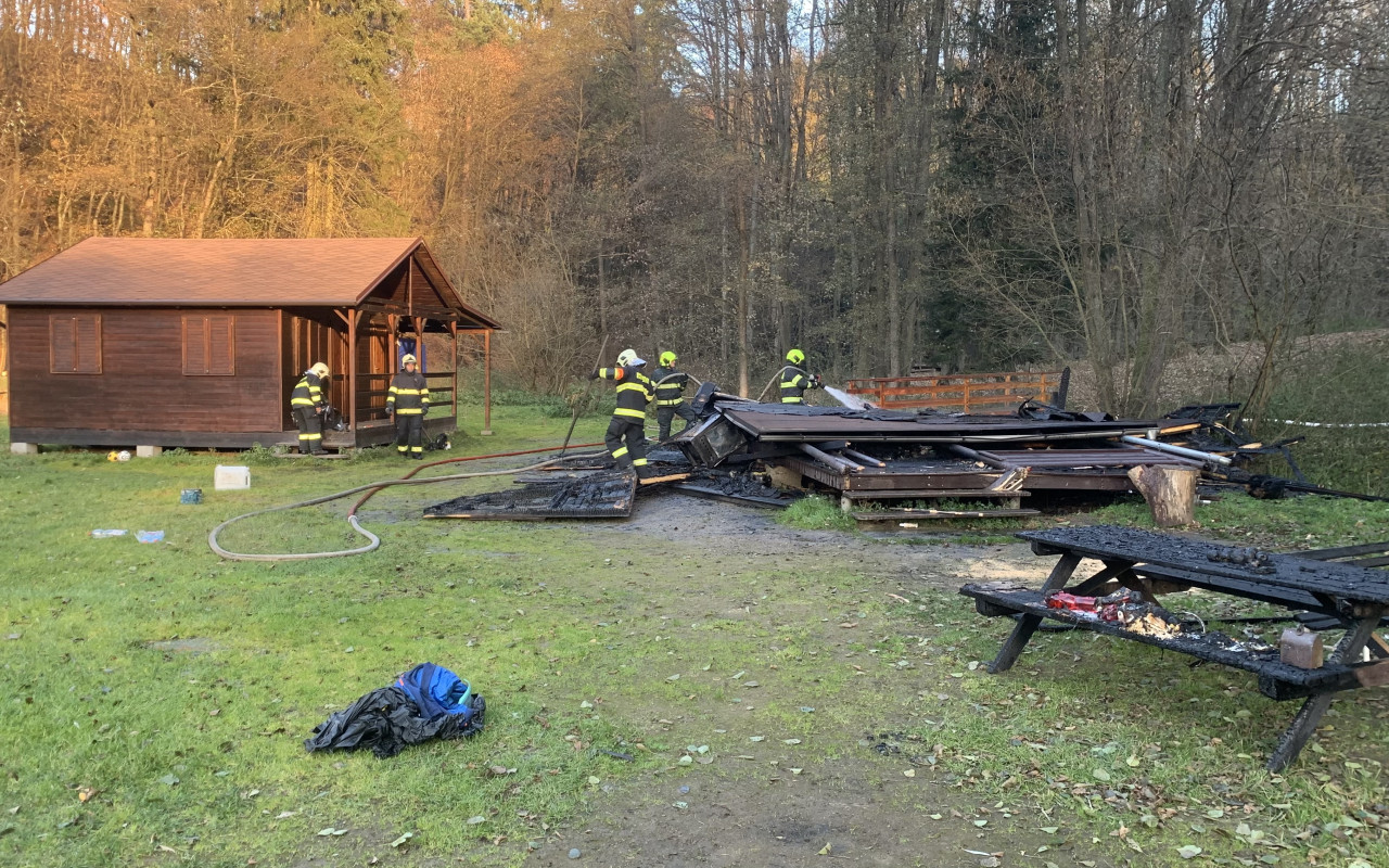 Složili jste se na obnovu základy letního dětského tábora po požáru