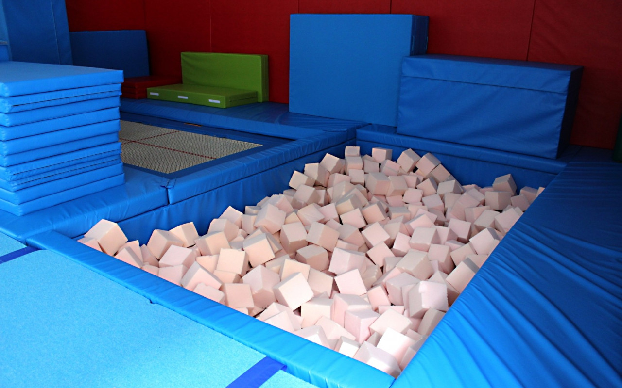Proměňte starou dílnu na tělocvičnu pro gymnastky